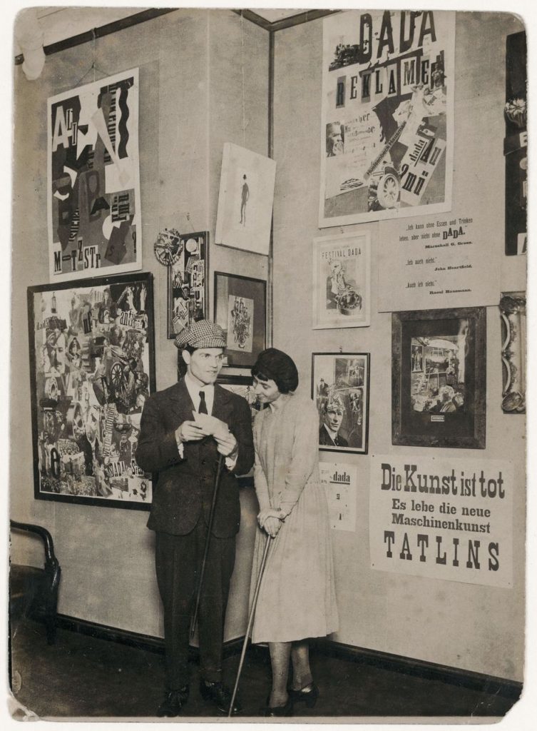 Hannah Höch y Raoul Hausmann en la primera muestra dadaísta (1920) - Foto: Robert Sennecke